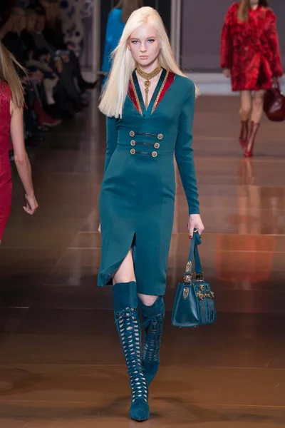 Look 16